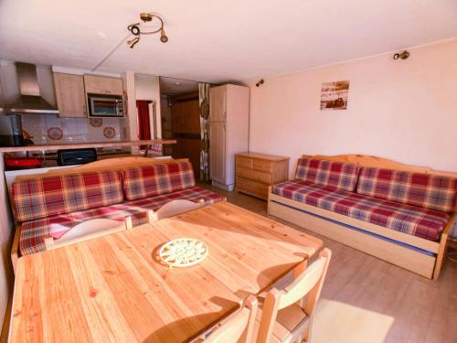 un salon avec une table et un canapé dans l'établissement Résidence Palafour - Studio 26-30 m² Standard MAE-7644, à Tignes