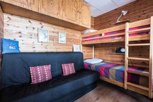Pokój z kanapą i łóżkami piętrowymi w obiekcie Résidence Grande Balme I - Grand studio cabine avec balcon MAE-7664 w mieście Tignes