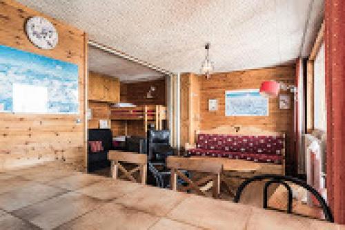 une salle à manger avec des tables et des chaises et une horloge dans l'établissement Résidence Grande Balme I - Grand studio cabine avec balcon MAE-7664, à Tignes
