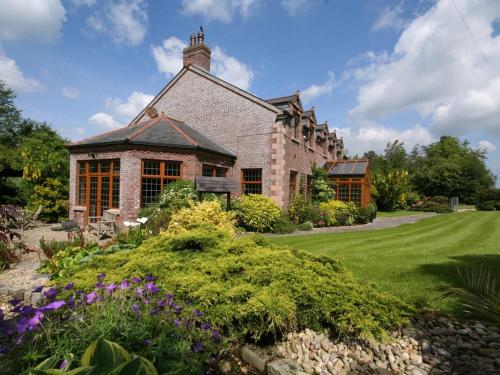 una gran casa de piedra con un patio verde en Blackwell House en Banbridge