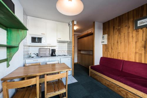 un salon avec un canapé rouge et une table dans l'établissement Résidence Curling B3 - Studio au Curling B3 MAE-7784, à Tignes