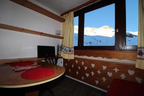 une salle à manger avec une table et une fenêtre dans l'établissement Résidence Palafour - Studette au pied des pistes MAE-7864, à Tignes