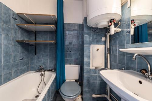 une salle de bain avec toilettes, baignoire et lavabo dans l'établissement Nouvelles Residences - Studio exposé Est avec balcon MAE-7824, à Tignes
