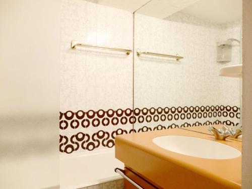 une salle de bain avec un lavabo et une douche dans l'établissement Résidence Palafour - Studio exposé sud au coeur de la station MAE-2154, à Tignes