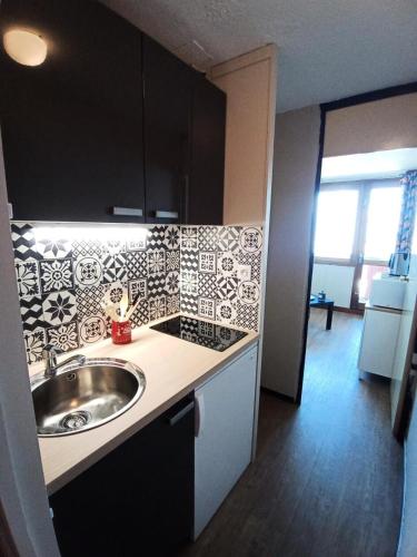 une cuisine avec un évier et un plan de travail dans l'établissement Résidence Le France - Studio 2 personnes Plagne Centre MAE-2844, à Aime La Plagne