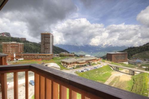 - un balcon avec des bâtiments offrant une vue sur la ville dans l'établissement Résidence Le France - Studio confort 2 personnes Plagne Centre MAE-2834, à Aime La Plagne