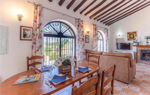 フリヒリアナにあるAwesome Home In Frigiliana With Wifiのテーブルとソファのあるダイニングルーム