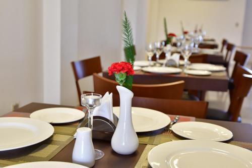 Un restaurante u otro lugar para comer en Prince Hotel