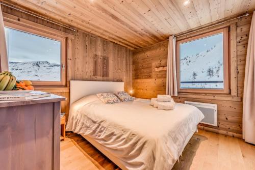 - une chambre avec un lit dans une pièce en bois dotée de fenêtres dans l'établissement Résidence Tour Du Lac - Grand 3 pièces 5 personnes - 55m2 - 3 MAE-9204, à Tignes