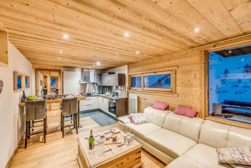 - un salon et une cuisine dans une petite maison dans l'établissement Résidence Tour Du Lac - Grand 3 pièces 5 personnes - 55m2 - 3 MAE-9204, à Tignes