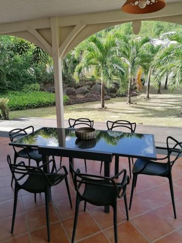 Κήπος έξω από το Villa Pakala au Diamant-jolie villa avec piscine et jardin
