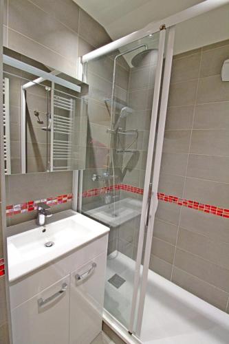 une salle de bain avec une douche, un lavabo et des toilettes dans l'établissement Le Hameau De Borsat - Situation privilègiée appartement proche piste MAE-1244, à Tignes