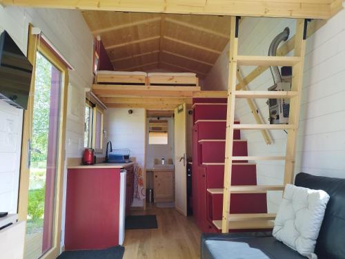 Cette petite maison comprend une mezzanine et une cuisine. dans l'établissement Tiny House des Etangs, à Saint-Georges-de-Livoye