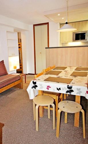 - une cuisine avec une table et deux chaises avec une table dans l'établissement Le Borsat - Idéalement situe dans la station MAE-1304, à Tignes
