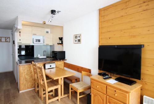 un salon avec une cuisine et une table avec une télévision dans l'établissement Le Borsat - Studio au calme dans une résidence recherchée MAE-1354, à Tignes