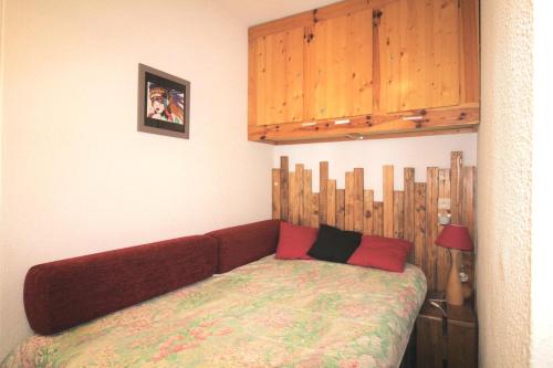 - un canapé dans une chambre avec un lit et une armoire dans l'établissement Le Borsat - Studio au calme dans une résidence recherchée MAE-1354, à Tignes