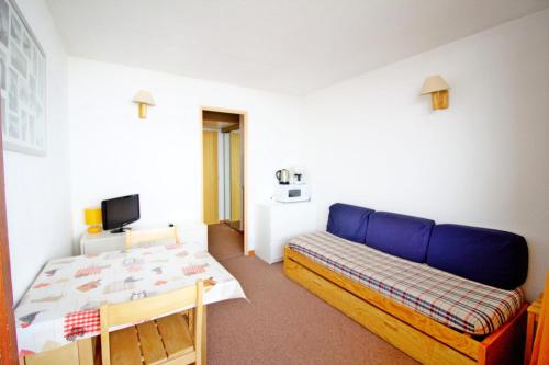 Cette chambre comprend un canapé et un lit. dans l'établissement Rond Point Des Pistes - studio fonctionnel au pied des pistes MAE-1434, à Tignes