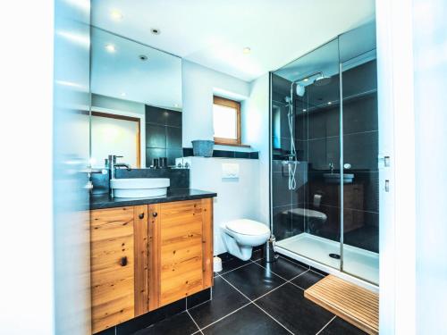 une salle de bain avec un lavabo, une douche et des toilettes dans l'établissement Résidence Les Rives - Charmant appartement au pied des pistes à Lavachet MAE-2374, à Tignes