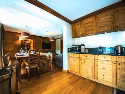 une cuisine avec une table et une salle à manger dans l'établissement Résidence Les Rives - Charmant appartement au pied des pistes à Lavachet MAE-2374, à Tignes