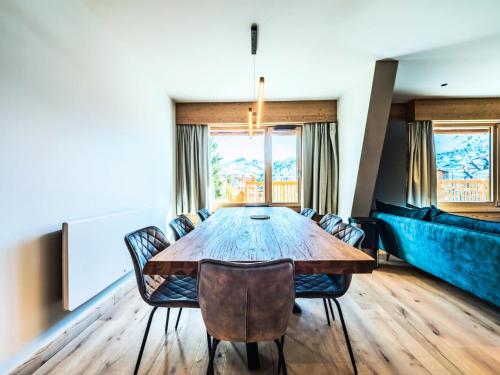 a dining room with a table and chairs and a couch at Résidence Myrtilles - Appartement rénové·Proche des pistes·WIFI MAE-2394 in Tignes