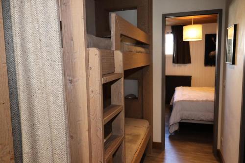 - deux lits superposés dans une chambre avec un lit dans l'établissement Résidence Curling A Tour - Appartement avec terrasse au sud à Tignes VC MAE-2404, à Tignes