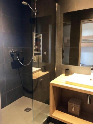 une salle de bain avec une douche avec une porte vitrée dans l'établissement Résidence Curling A Tour - Appartement avec terrasse au sud à Tignes VC MAE-2404, à Tignes
