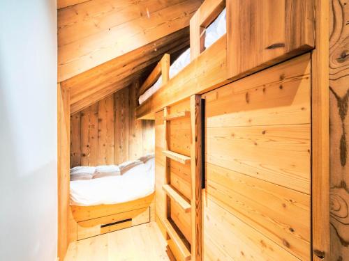 a wooden cabin with two bunk beds in it at Résidence Myrtilles - Appartement rénové·Proche des pistes·WIFI MAE-2434 in Tignes