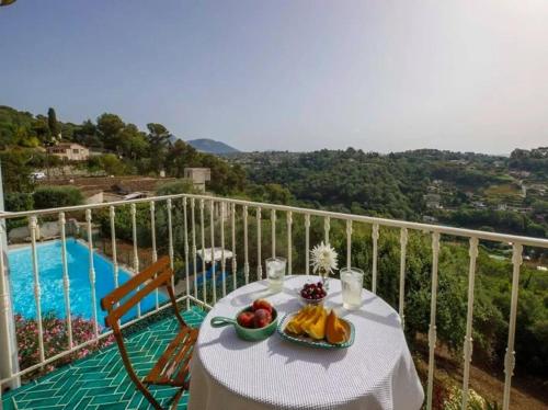- une table avec un bol de fruits sur le balcon dans l'établissement Appartement de charme à St Paul de Vence, à Saint-Paul-de-Vence