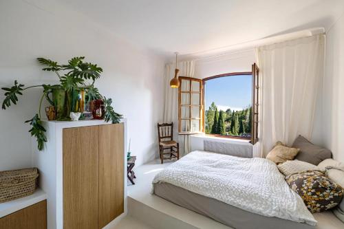 une chambre avec un lit et une fenêtre dans l'établissement Appartement de charme à St Paul de Vence, à Saint-Paul-de-Vence