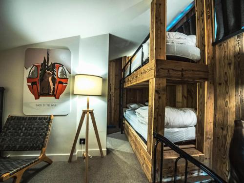 une chambre avec deux lits superposés et une lampe dans l'établissement Résidence Hameau De Toviere - Duplex rénové·Proche pistes et commerces·Balcon MAE-2424, à Tignes