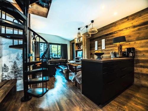 Il comprend une cuisine et un salon avec un escalier en colimaçon. dans l'établissement Résidence Hameau De Toviere - Duplex rénové·Proche pistes et commerces·Balcon MAE-2424, à Tignes