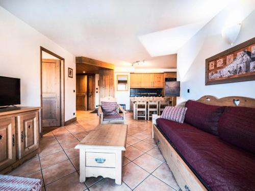 un salon avec un canapé et une table dans l'établissement Résidence Telemark - Appartement de charme·Proche des pises·Balcon·WIFI MAE-2524, à Tignes