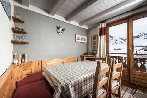 une salle à manger avec une table et une fenêtre dans l'établissement Résidence Rosuel - Appartement avec une vue dégagée sur le lac MAE-2544, à Tignes