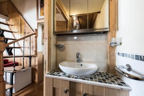 une salle de bain avec un lavabo et un miroir dans l'établissement Résidence Rosuel - Appartement avec une vue dégagée sur le lac MAE-2544, à Tignes