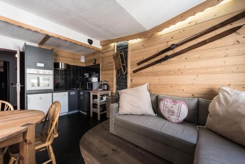 un salon avec un canapé et une table dans l'établissement Résidence Schuss - Appartement agréable et confortable · Balcon MAE-2594, à Tignes
