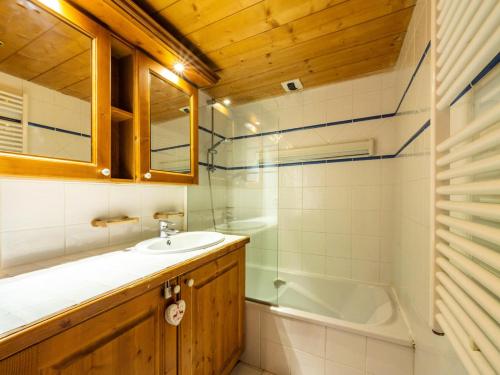 une salle de bain avec un lavabo et une baignoire dans l'établissement Résidence Ecrin Des Neiges - Beau 2 pièces cabine au coeur de Val Claret MAE-2634, à Tignes