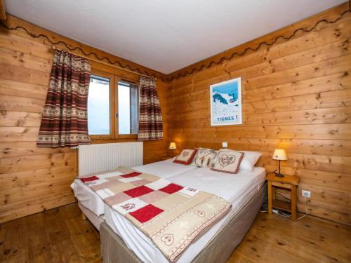 une chambre avec un lit dans une pièce en bois dans l'établissement Résidence Ecrin Des Neiges - Beau 2 pièces cabine au coeur de Val Claret MAE-2634, à Tignes