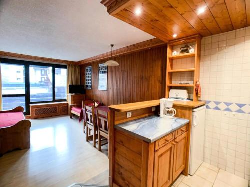 une cuisine avec un comptoir et un salon dans l'établissement Résidence Grand Tichot A - Appartement dans une résidence avec ascenseur MAE-2644, à Tignes