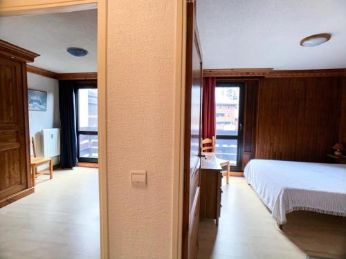 une chambre avec un lit et une grande fenêtre dans l'établissement Résidence Grand Tichot A - Appartement dans une résidence avec ascenseur MAE-2644, à Tignes