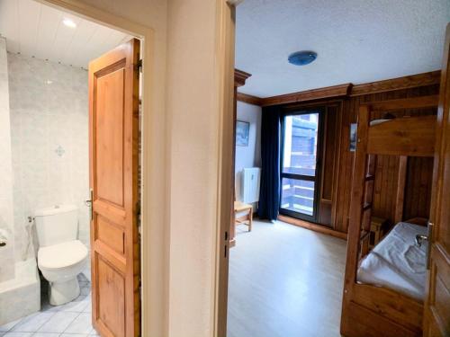La salle de bains est pourvue de lits superposés et de toilettes. dans l'établissement Résidence Grand Tichot A - Appartement dans une résidence avec ascenseur MAE-2644, à Tignes