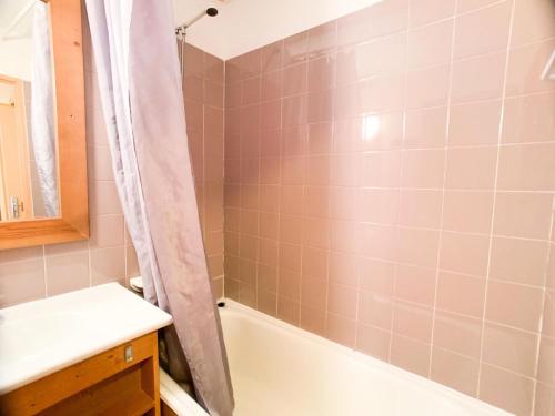 łazienka z prysznicem, wanną i umywalką w obiekcie Résidence Hameau Du Borsat 3 - Appartement lumineux · Accès direct aux pistes MAE-2684 w mieście Tignes