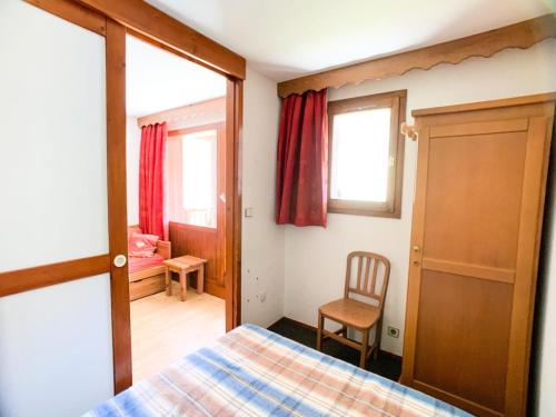 sypialnia z łóżkiem, krzesłem i oknem w obiekcie Résidence Hameau Du Borsat 3 - Appartement lumineux · Accès direct aux pistes MAE-2684 w mieście Tignes