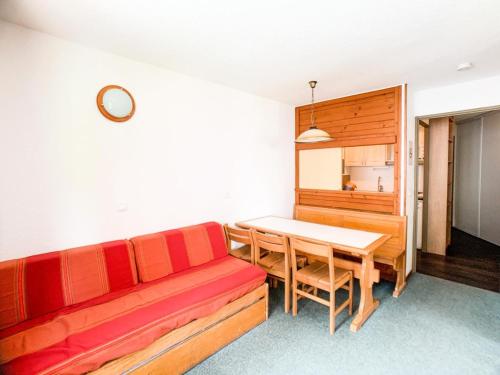 un salon avec un canapé et une table dans l'établissement Résidence Hameau Du Borsat 3 - 2 pièces cabine 35-45m² MAE-2704, à Tignes