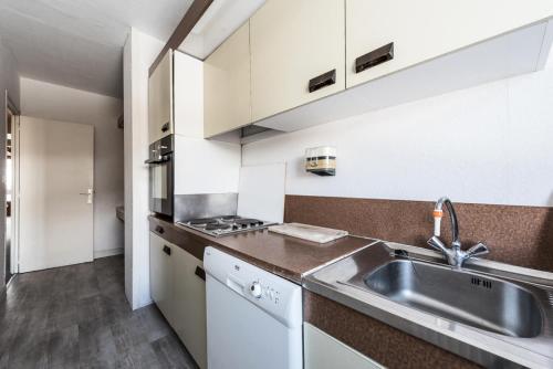 Kuchyňa alebo kuchynka v ubytovaní Résidence Bec Rouge - Appartement spacieux·Skis aux pieds·Balcon MAE-2674