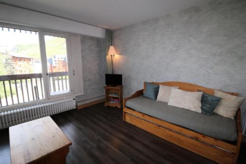 ティーニュにあるChalet De La Tour - Appartement lumineux · Proche pistes et commerces MAE-2814のベッドと大きな窓のある寝室