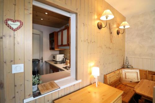une cuisine avec une table et un cœur sur le mur dans l'établissement Chalet De La Tour - Appartement lumineux · Proche pistes et commerces MAE-2814, à Tignes