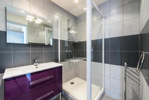 ティーニュにあるChalet De La Tour - Appartement lumineux · Proche pistes et commerces MAE-2814のバスルーム(紫色のシンク、シャワー付)