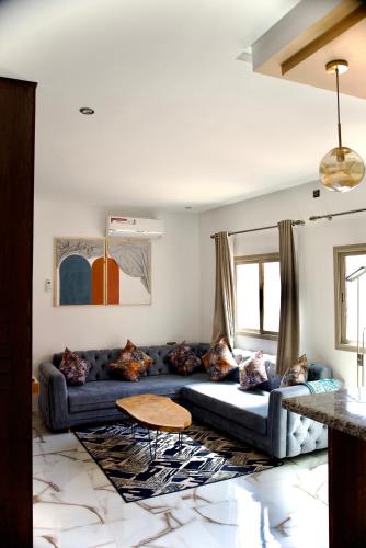 a living room with a couch and a table at La Terrassa appartement climatisé in Azrou