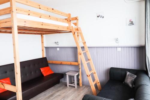 un salon avec un lit superposé et un canapé dans l'établissement Résidence Bec Rouge - Appartement lumineux·Accès direct aux pistes·Balco MAE-2824, à Tignes
