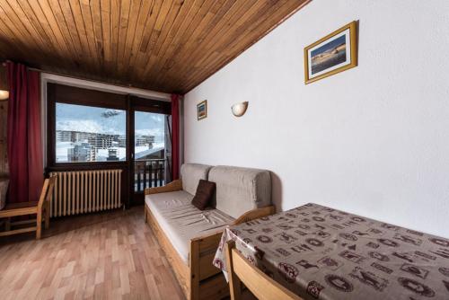 pokój z łóżkiem, kanapą i oknem w obiekcie Résidence Chaudes Almes - Appartement lumineux·Proche pistes·Balcon MAE-2834 w mieście Tignes